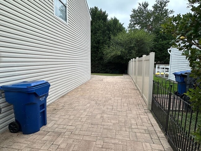 Building Photo - End Unit Townhouse for Rent