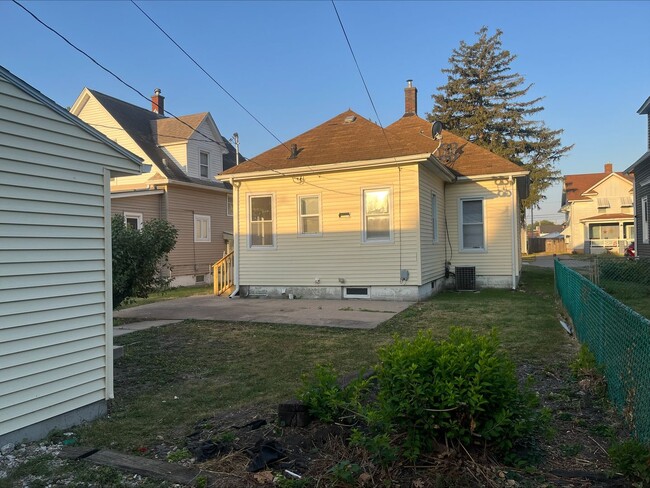 Building Photo - Adorable updated home in Moline!