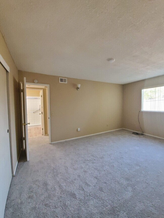 Building Photo - Roseville 2 Bedroom Duplex, New Carpet, Central Heat and Air, Large Fenced Yard