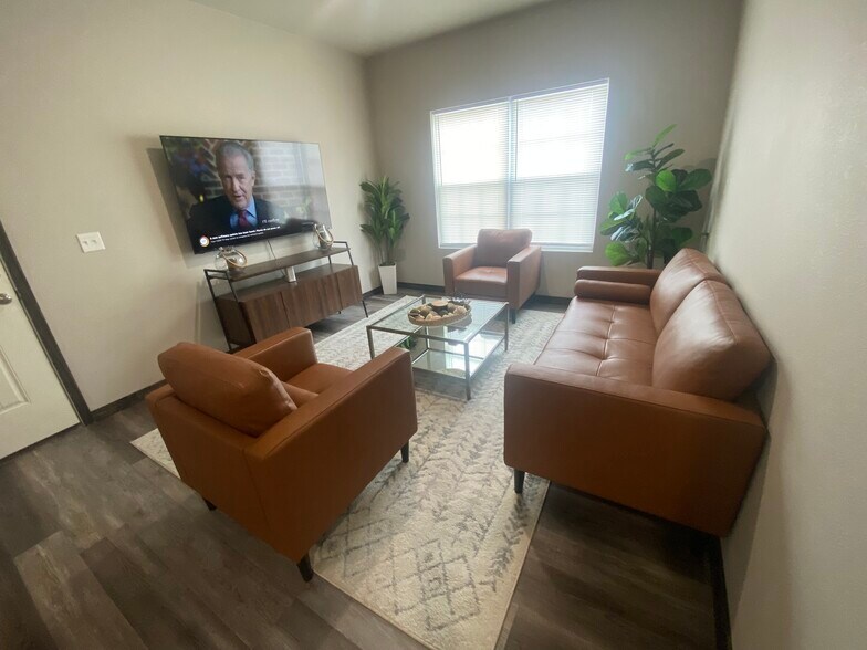 Building Photo - 2411 S Jackson Ave