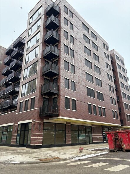 Building Photo - 952 W Carmen Ave