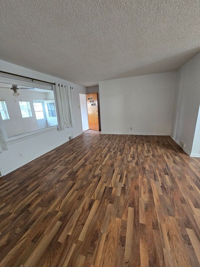 Building Photo - Eastside 4 BD w/garage