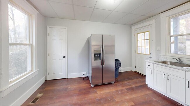 Building Photo - 18 Chestnut St