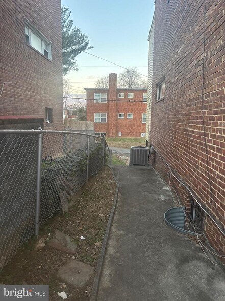 Building Photo - 118 Urell Pl NE