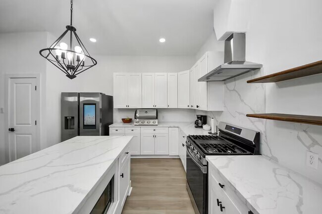 Building Photo - 6747 Peerless St