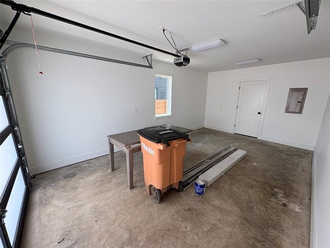 Building Photo - 1800 Crown Dr