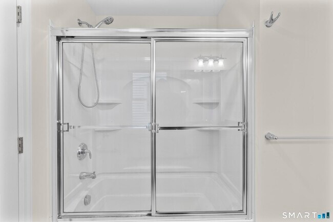 Building Photo - 15 W Main St