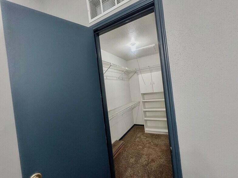 Walk-in closet - 9550 Deering Dr