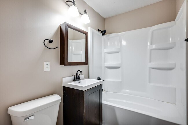 Building Photo - 1222 E Del Mar St