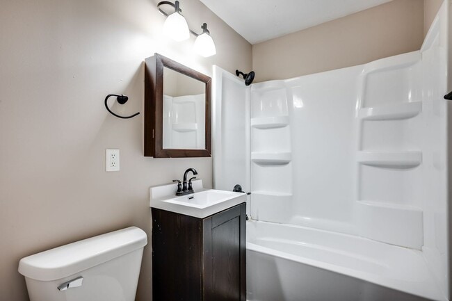 Building Photo - Updated Four Bed, 1 Bath!