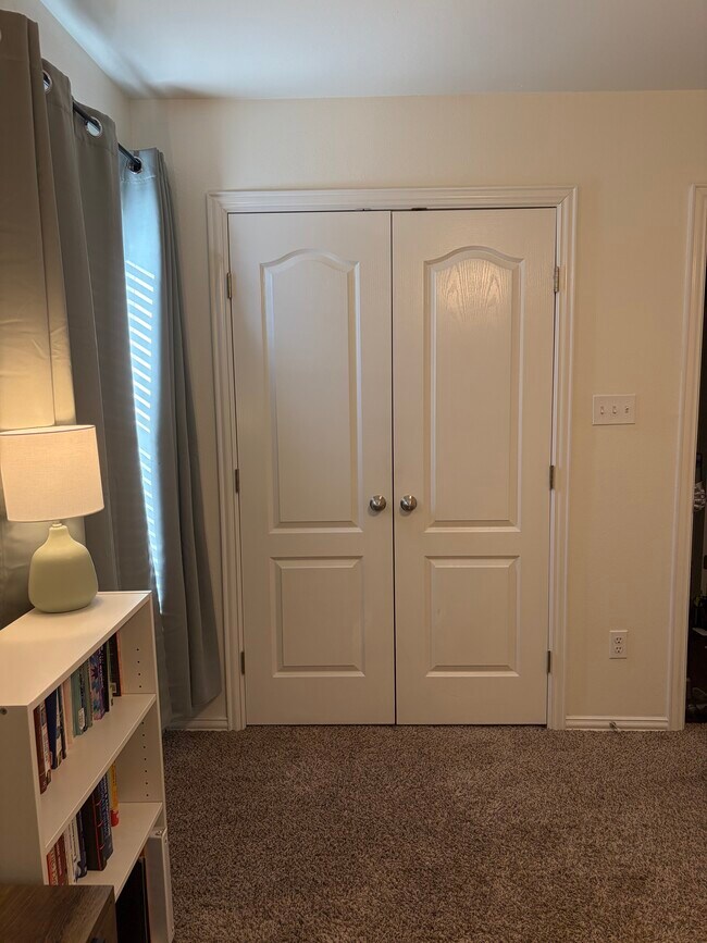 Building Photo - 208 Robin St