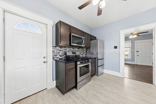 Building Photo - 704 W Johnson St