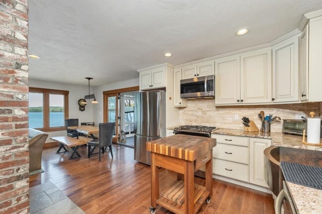 Primary Photo - 19 Mirror Lake Dr