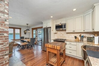 Building Photo - 19 Mirror Lake Dr
