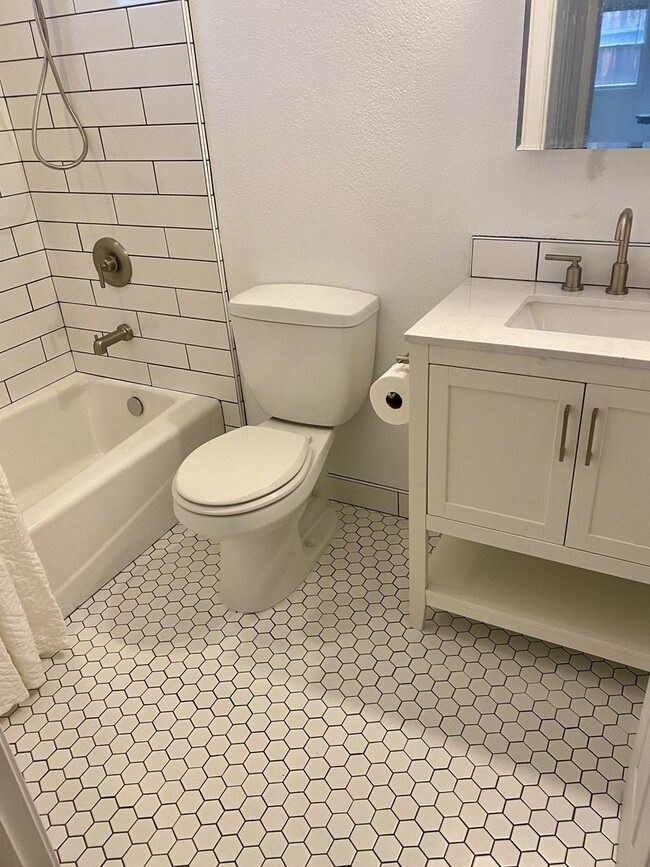 Building Photo - Charming 1BD/1BA in Desirable Petaluma Location unfurnished