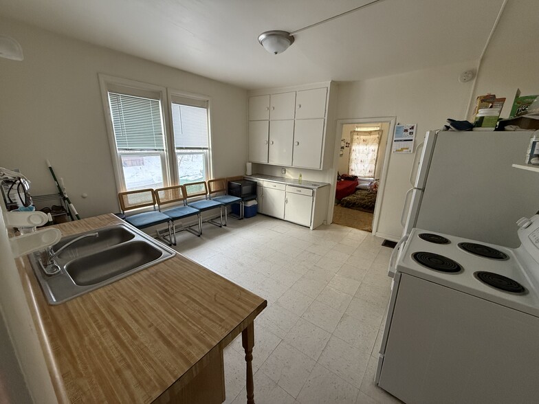 Building Photo - 233 Niagara St