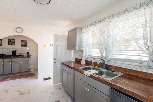 Building Photo - 145 Midway St