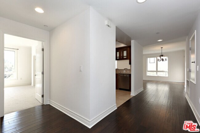 Building Photo - 2347 Fox Hills Dr