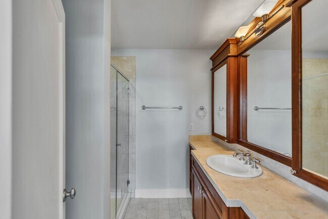 Building Photo - Spacious 3 Bed 2.5 Bath Townhome with Views and Two Parking Spaces – First Hill/Capitol Hill