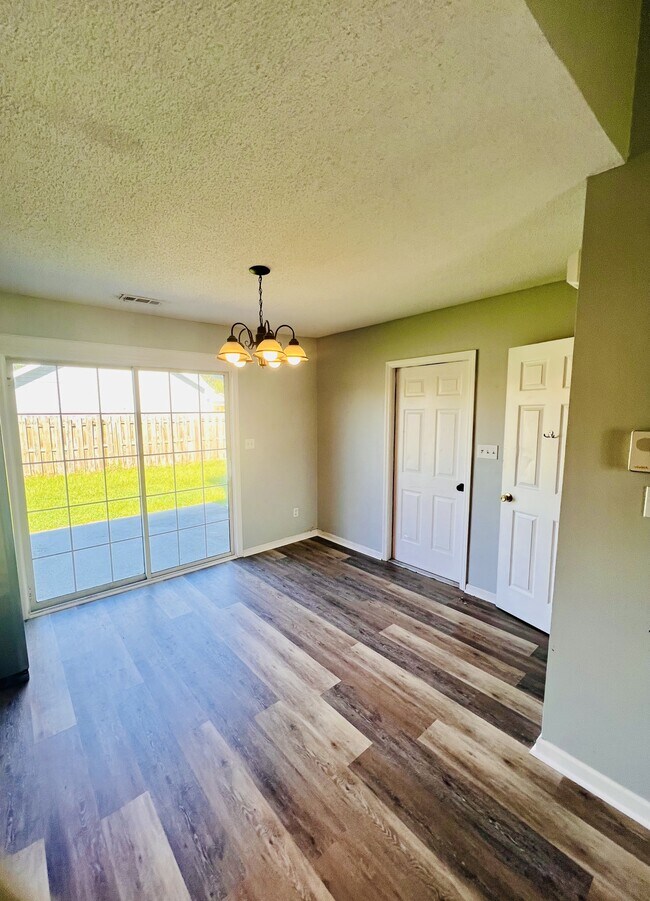 Building Photo - 105 Foxtrail Dr