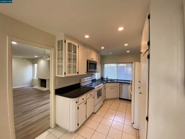 Building Photo - 1557 Siskiyou Dr