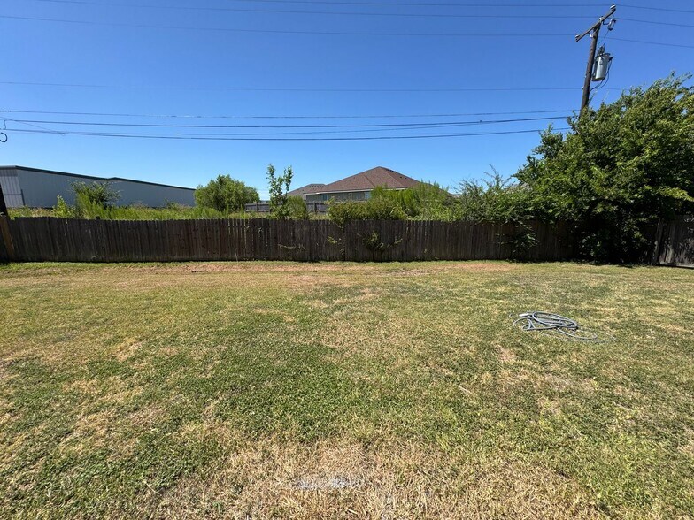 Building Photo - 1100 Leslie Cir