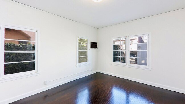 Building Photo - 132 N La Peer Dr