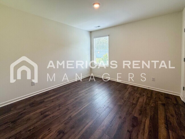 Building Photo - Move-in Special! Beautiful 5 Bed, 2 Bath h...