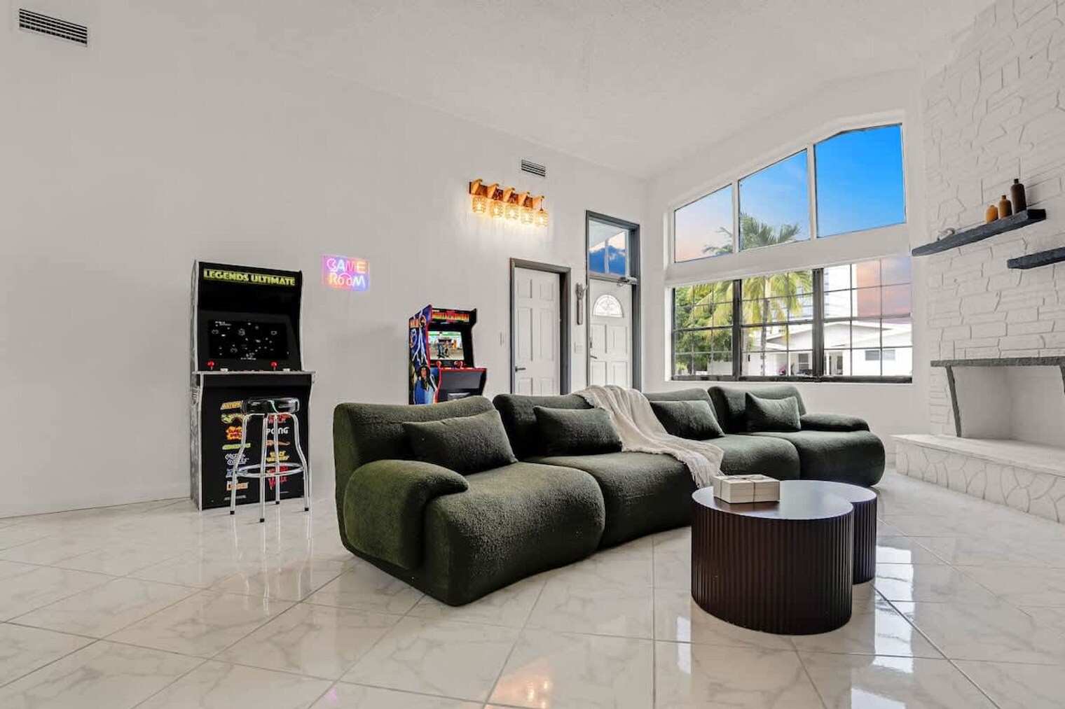 Building Photo - 20140 NE 25th Ct