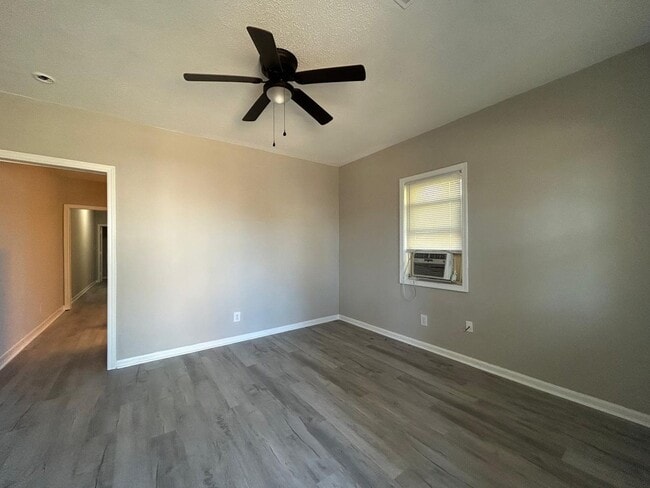 Building Photo - Fully Renovated Apartment Duplex Located in the Heart of Edgewood - 2227B