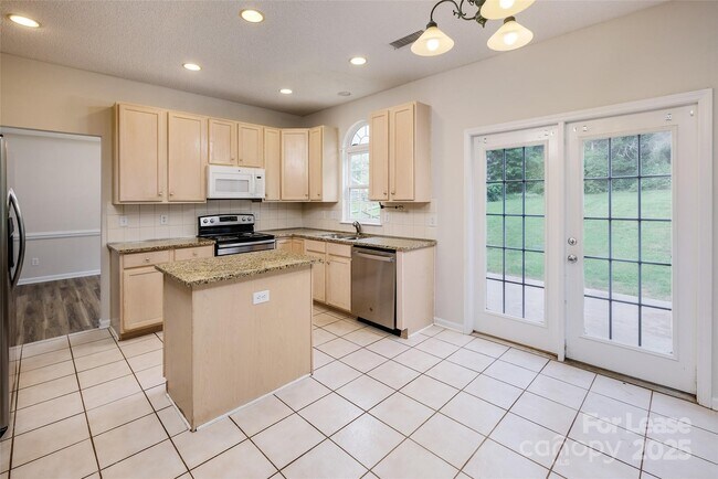 Building Photo - 16017 Woodcote Dr