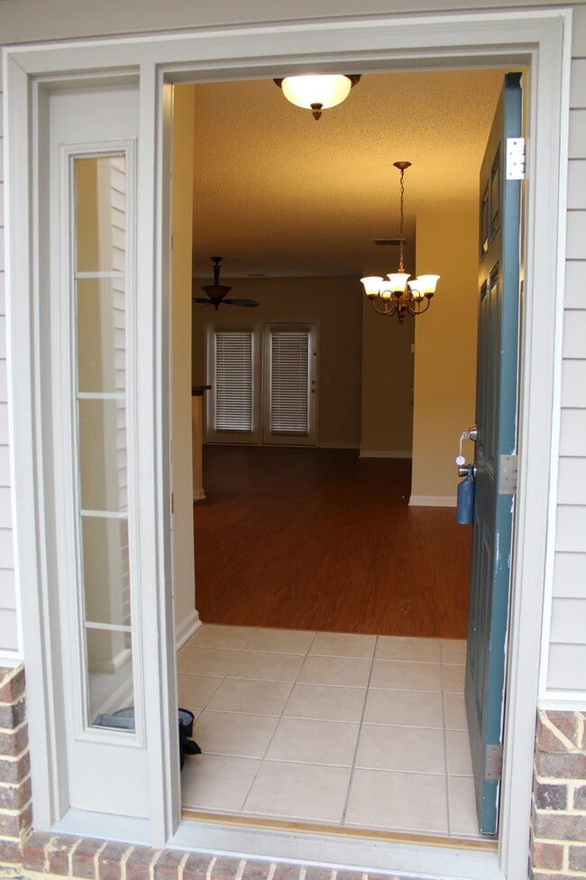 Building Photo - Like New town home centrally located to Ft. Stewart, HAAF,and Savannah