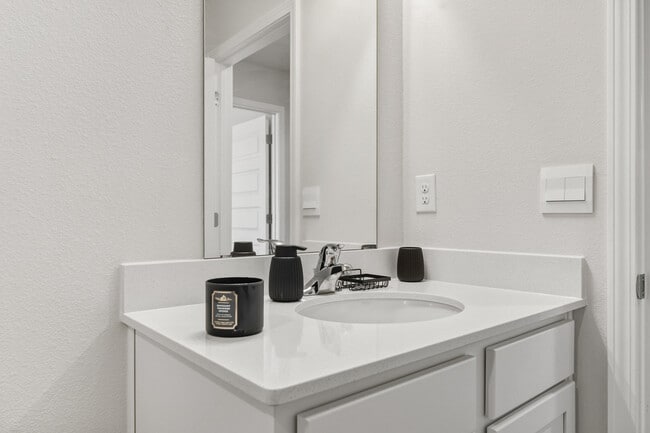 Building Photo - 526 Mary Lou Way