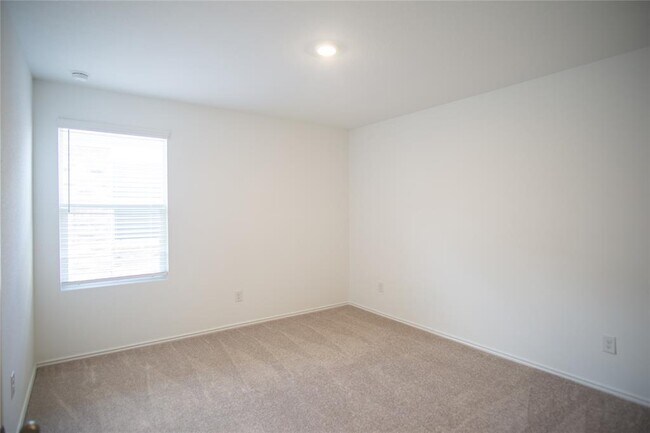 Building Photo - 153 Sormonne Lp