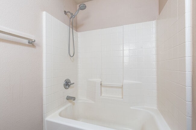 Building Photo - HUGE 5 BEDROOM, 3 BATH 2 STORY HOME IN GATED COMMUNITY NEAR SOUTHERN HIGHLANDS