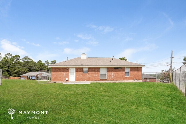 Building Photo - Cozy Three Bedroom
