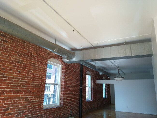 Building Photo - Loft Living At It's Finest In LODO!