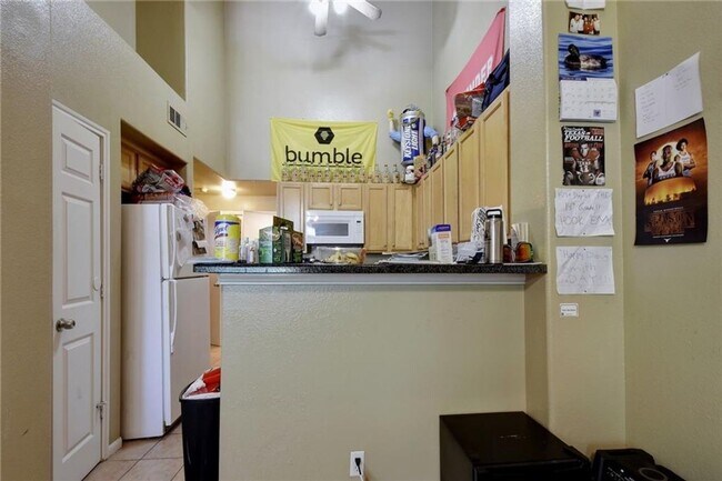 Building Photo - West Campus Condo Under $1000/Bedroom Walking To Campus