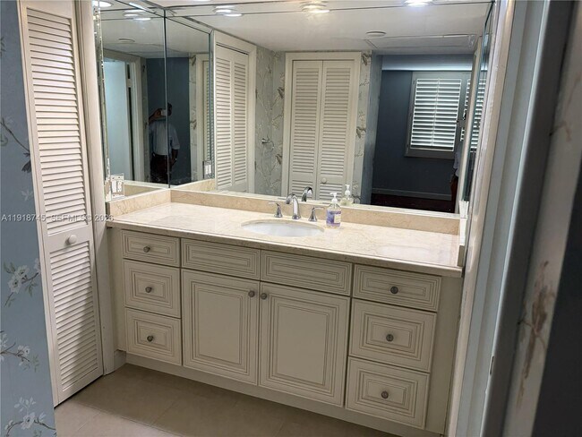 Building Photo - 625 Biltmore Way