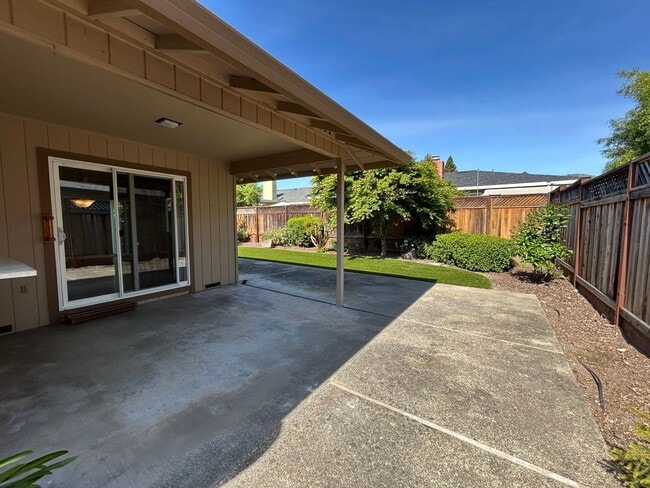 Building Photo - Welcome to this charming 3-bedroom, 2-bath home located in a desirable Oakmont 55+ adult community