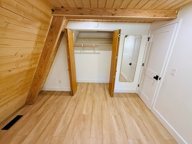 Building Photo - 3 bed 2 bath home for rent in South Lake Tahoe