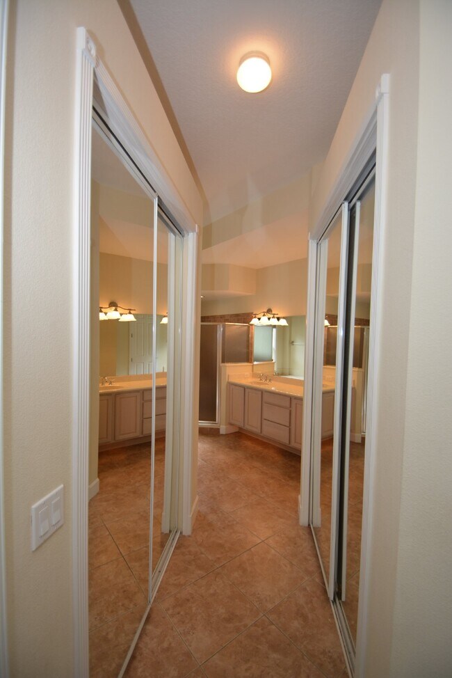 Building Photo - Luxurious Pool Home in gated community of ...