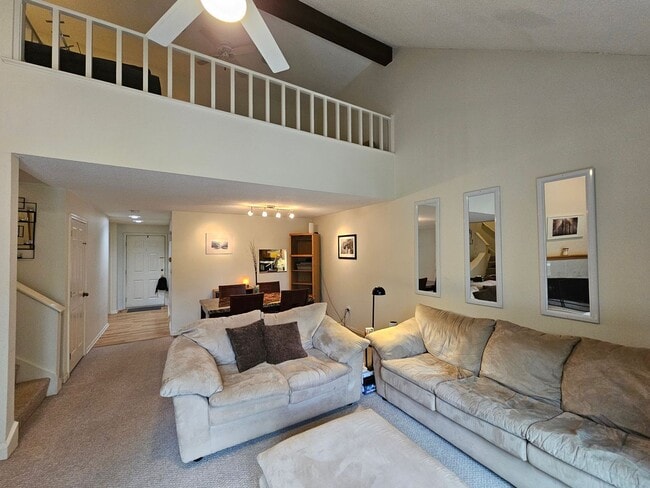 Building Photo - 1 Bedroom, 1.5 Bath Quarry Townhouse