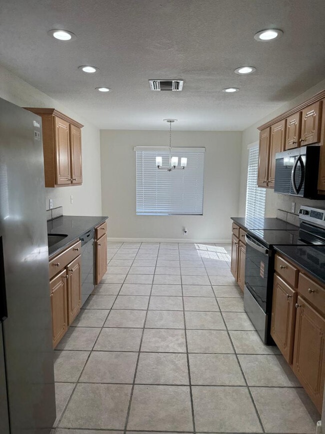 Building Photo - 8565 W Tuckey Ln