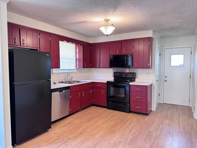 Building Photo - Must see!! 3BD/3BA Fully Finished Basement and Corner Lot!!