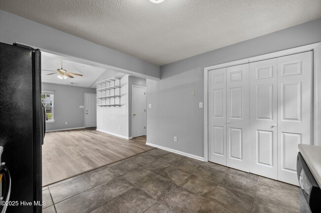 Building Photo - 1087 W Pueblo Dr