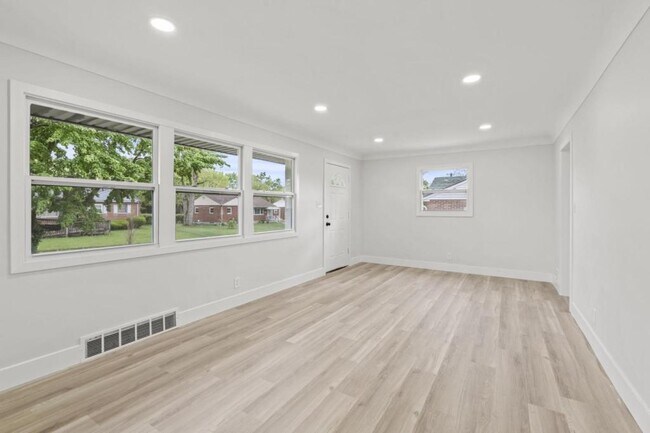 Building Photo - 2511 Baywood St