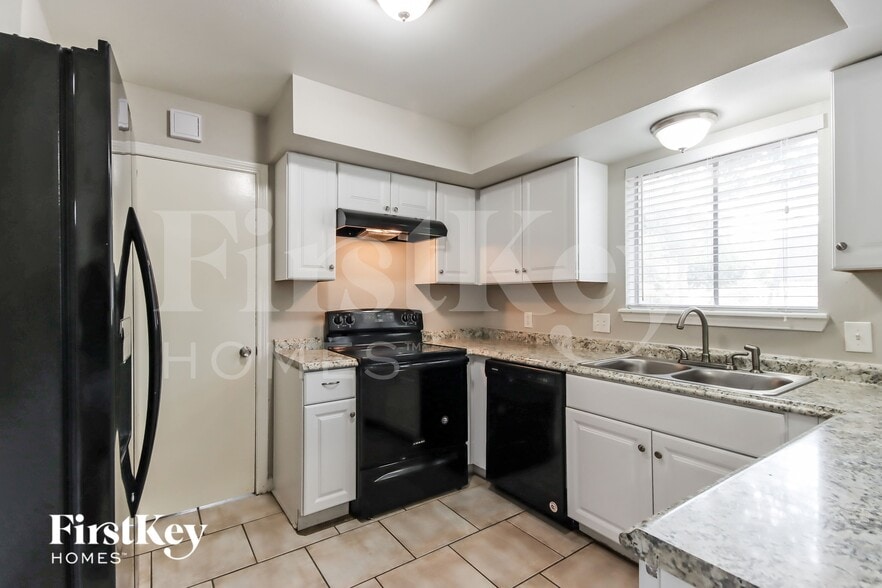 Building Photo - 5603 Sheraton Oaks Dr