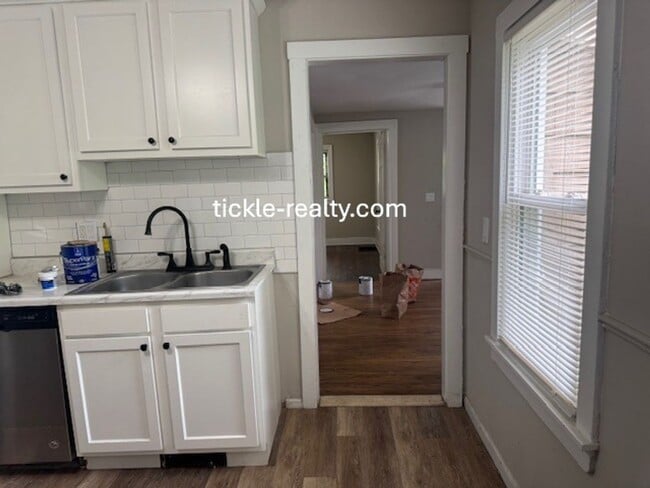 Building Photo - Cute 1 Bedroom W/ Den Cottage in the Swill...