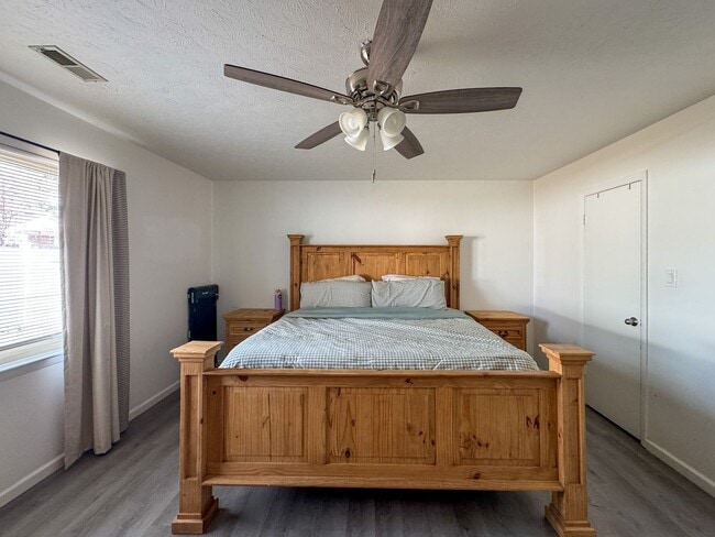 Building Photo - Charming 3 Bed 2 Bath Home with Fenced Yard